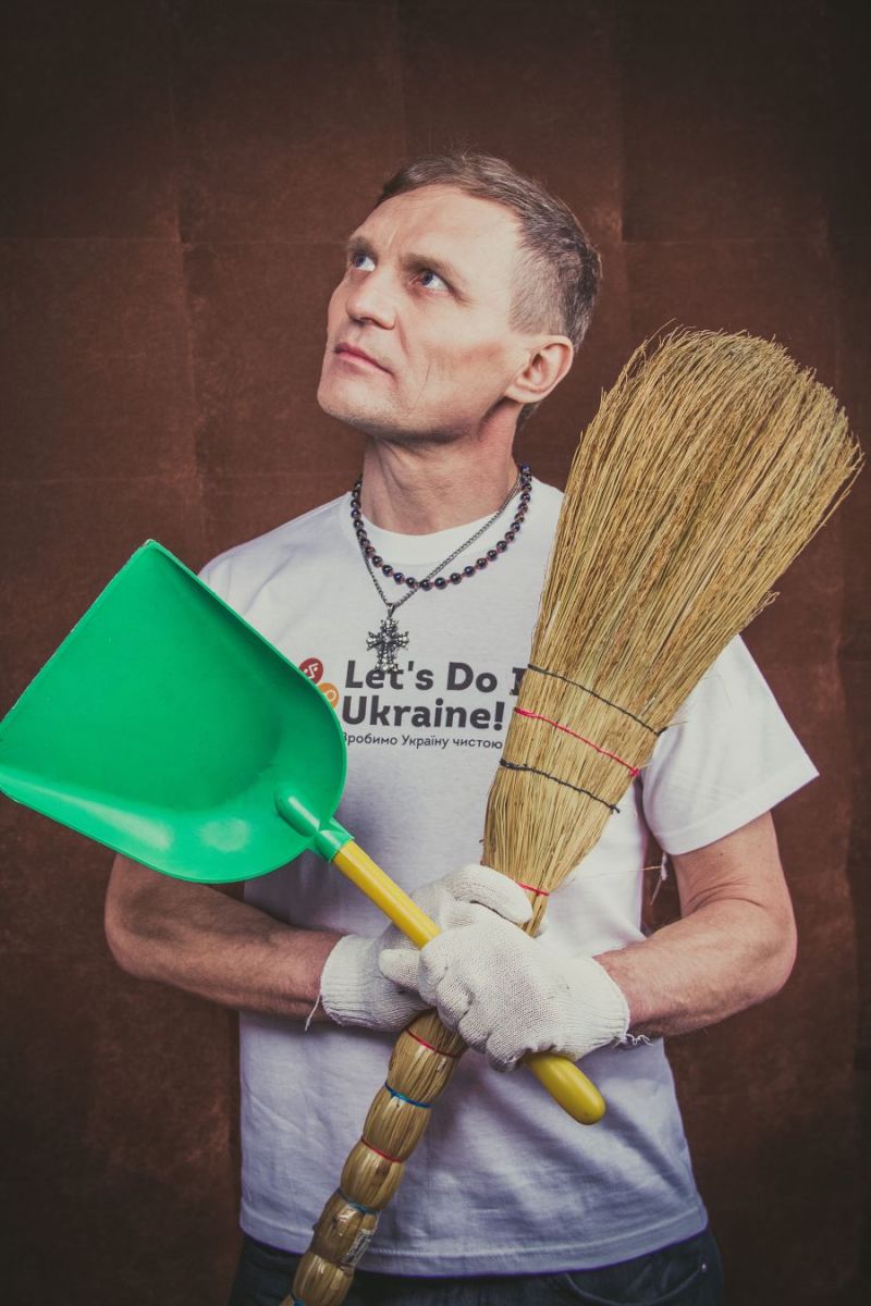 Олег Скрипка с веником и совком снялся в эко-фотосессии